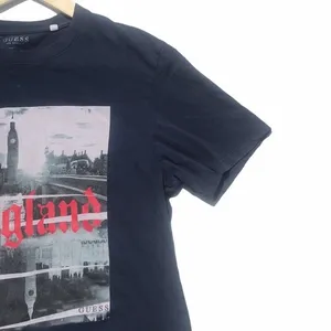 3/$25🍾🍾Guess England Graphic‎ Navy Blue Tee Shirt thumbnail 4