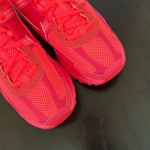 New NIKE Air Zoom Vomero 5 'Hot Punch’ thumbnail 4