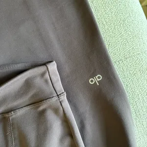 ALO YOGA Airbrush High Waist Flutter Legging Split Hem‎ Size Small thumbnail 5