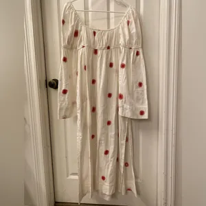 Free people White Dress with Red Floral Embroidery size XS oversized thumbnail 2