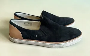 UGG AUSTRALIA Women’s Black Slip On Sneakers Size 9.5 thumbnail 1