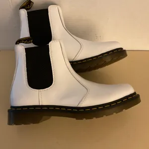 Dr. Martens women White leather Chelsea Platform Boots with Black Elastic 10 thumbnail 14