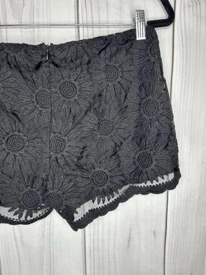 Umgee Floral Lace High Rise Scalloped Hem Shorts Black Sz M (32 x 3) thumbnail 6