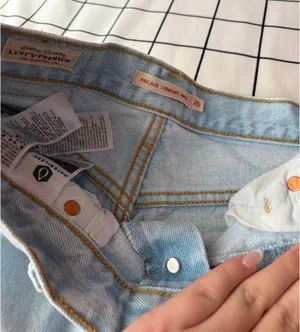 Levi's Woman’s Jeans With Rips, Light Wash Size 25 High Rise thumbnail 5