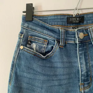 Judy Blue Straight Fit Distressed Frayed Medium Rise Jeans Women's size 3 / 26 thumbnail 3