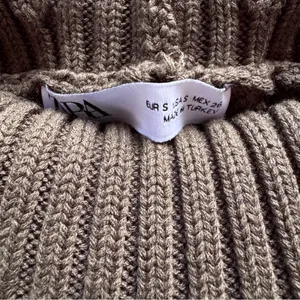 Zara Women’s Ribbed Knit Cropped Cowl Turtleneck 100% Acrylic Sweater Size Small thumbnail 3