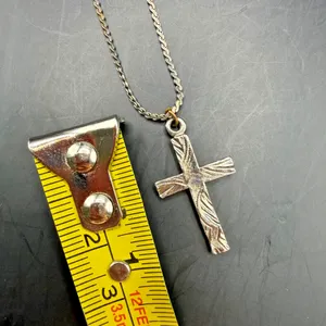 Silver Tone Cross Pendant Necklace 7 in Chain 1 in Pendant Preowned thumbnail 4