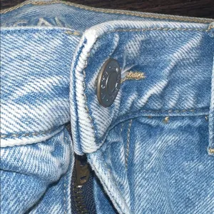 American Eagle Outfitters MOM jeans size 8 regular distressed thumbnail 3