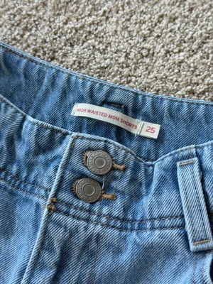 Levi’s High-Waisted Mom Shorts thumbnail 4