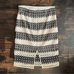 Women’s Banana Republic Skirt Size 6 Black White Embroidered Eyelet Pencil Boho thumbnail 3