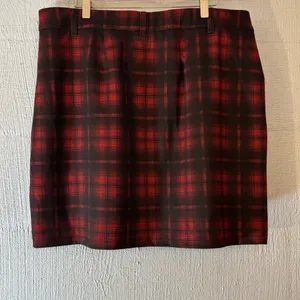 Maurices Red Black Mini Skirt 19” long Plaid Faux Pockets Back thumbnail 3
