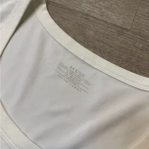 •UNDER ARMOUR• TANK TOP thumbnail 4