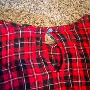 Loft Womens Red Black Plaid Ruffle Cuff Long Sleeve Blouse Small Keyhole‎ Back thumbnail 7