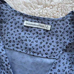 Abercrombie & Fitch Long Sleeve Blue Leopard Print Bodysuit - Size S thumbnail 4