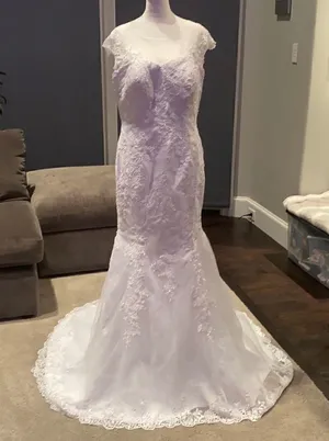 Gorgeous Mermaid Style Wedding Dress White Size 14 NWOT thumbnail 1