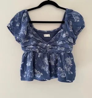 Hollister Floral Puff Sleeve Summer Crop Top M thumbnail 1