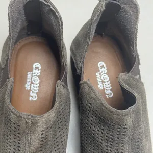 Crown Vintage Tabby Grey Suede Perforated Ankle Boots Womens 6 Laser Cut Booties thumbnail 5