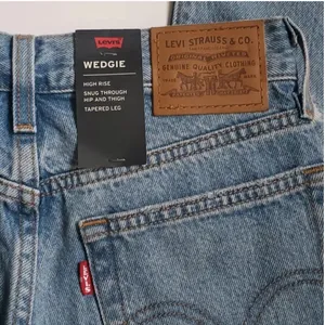NWT LEVI’S Premium Women’s Wedgie Icon Fit Jeans In Authentically Yours Size 24 thumbnail 7