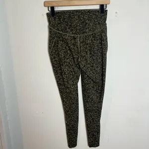 LULULEMON- Base Pace High-Rise Tight 25" Intertwined Camo Medium Olive Size 6 thumbnail 4