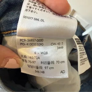 Levi’s Lightwash Bow Hem Jeans Size 6 or 28” thumbnail 12