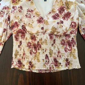 Woman's Express Pink Floral Long Sleeve Crop V-Neck Top Size Medium thumbnail 3