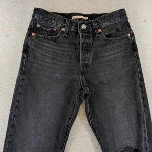 Levis Premium Wedgie‎ Straight Jeans Black Distressed Raw Hem 28x28 34964-0146 thumbnail 7