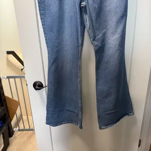 NWT Levi's 70's High Rise Flare Jeans Slim Stretch Bootcut Wide Leg‎ Medium Wash thumbnail 2