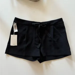 Aritzia Wilfred Exergue Short in Black, size 6 thumbnail 3