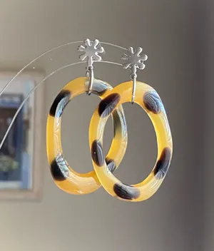 Handmade unique boho vintage funky style tortoiseshell hoop & flower dangle earrings🌼 thumbnail 1