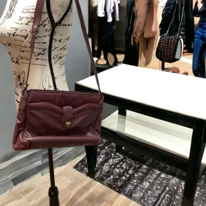 Vintage Etienne Aigner shoulder bag. Burgundy thumbnail 2
