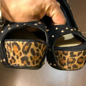Size 8.5 beautiful platform heels Black thumbnail 3