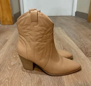 Short Cowgirl Booties Qupid Size 8 thumbnail 1