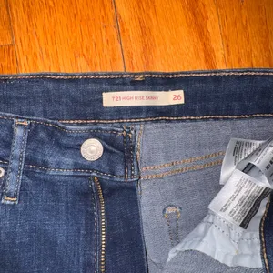 🍎Levi jeans Dark Blue Women’s Skinny Jeans thumbnail 3