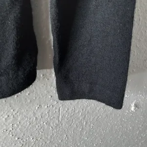 Harold's M Extra Fine Merino Wool Long Sleeved Pullover Sweater in Black thumbnail 4