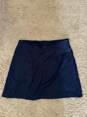 Pretty Little Thing satin side slit skirt thumbnail 2