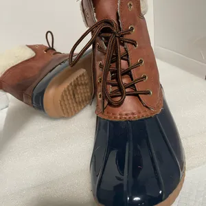 Yoki Two-Tone Lace-Up Winter Duck Boots in Brown and Navy thumbnail 4