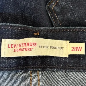 Levi's NWT Women's Size 28W Long Mid-Rise Bootcut Slim Hip & Thigh Jeans thumbnail 4