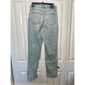 Abercrombie Curve Love Ultra High Rise 90s Straight Jean 29 or 8 Long in Vintage Wash thumbnail 3
