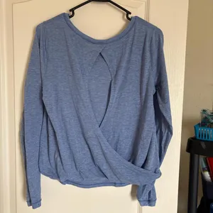 Lululemon tshirt. Cute cutout on the back. Super soft and in excellent condition thumbnail 2
