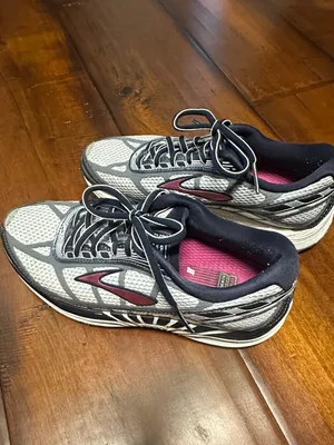 Brooks Dyad  Women's Sneakers thumbnail 4