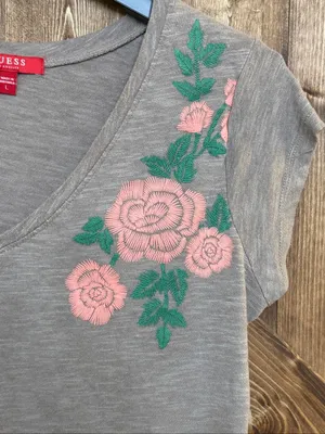 GUESS Women’s L Gray V Neck T Shirt Pink Floral Embroidered Short Sleeve (9332) thumbnail 3