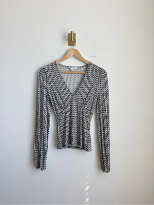 Boden Black White Geometric Floral V-Neck Blouson Sleeve Top Size 4 thumbnail 5