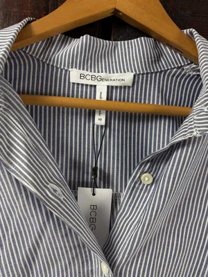 BCBGeneration Pinstripe Twist-Front Hi-Low Buttobg front Shirt NWT XS thumbnail 8