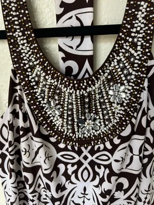FashionY2K #Retro #chic style INC International Concepts Beaded Halter #Geometric #Damask Dress - Size M Design: Beautiful geometric/damask print in dark brown and white tones. Neckline: Spectacular halter neck, completely decorated by hand with fine rhinestones, white / gold beads and crystal applications that shine beautifully. Material: Soft and elastic fabric of excellent quality (92% Polyester, 8% Spandex) that fits the body very well without losing comfort. Garment condition: Used in excellent physical condition, without labels. Transparency note: It has a minimal detail on one side of the strap where a few pearls were unstitwned (see last detail photo), however, it is practically imperceptible when used and does not affect the general aesthetics or structure of the dress at all. The rest of the central rhinestones are intact. Ready for immediate shipment! Give this beautiful piece a second life. Combine thumbnail 2