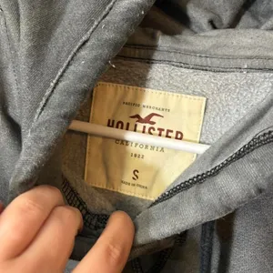 2000s Y2K Hollister‎ Charcoal Cold Shoulder Hoodie Grunge Emo Scene Sweatshirt thumbnail 2