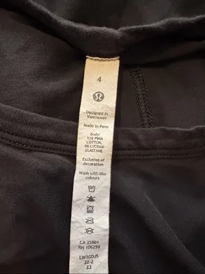 lululemon Size 4 Crescent T-Shirt Black Short-Sleeve Knot Tee thumbnail 4