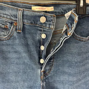 Levi’s Wedgie Straight Jeans Medium Wash Denim High Waist Raw Hem thumbnail 2