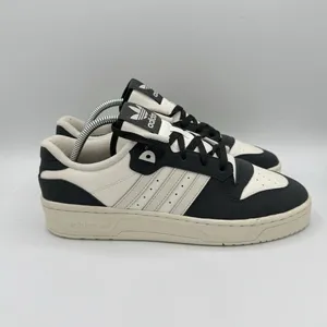Women‎ Size 9 Adidas RIVALRY LOW Lifestyle Shoes Carbon/Talc/Cloud White/Black thumbnail 2