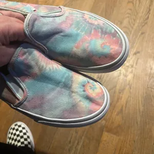 Vans woman’s‎ 9.5 tie-dye shoes thumbnail 2