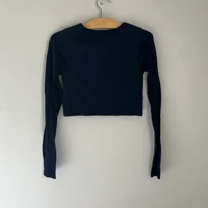 Lululemon ribbed Navy long sleeved crop top. Size 6 thumbnail 4